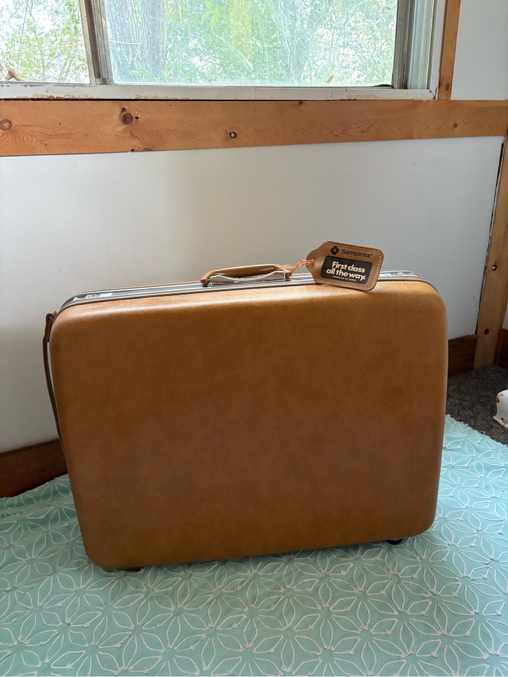 Vintage Samsonite luggage hardshell wheeled suitcase with keys and hangers